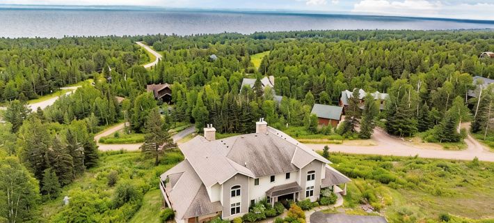 Lake Views Throughout. Next to Golf, Hiking, Biking Trails and Winery. Hotels in Lutsen