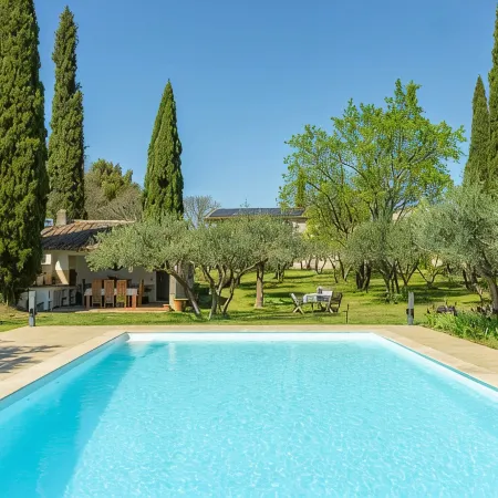 Pretty stone mazet for 2 people surrounded by a 2 hectare park