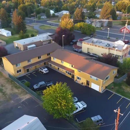 Townhouse Inn & Suites
