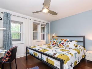 House 5863- Chicago's Premier Bed and Breakfast