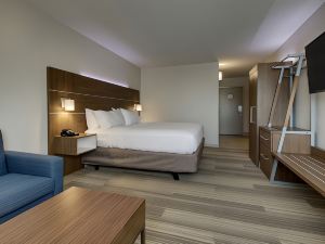 Holiday Inn Express & Suites Wapakoneta