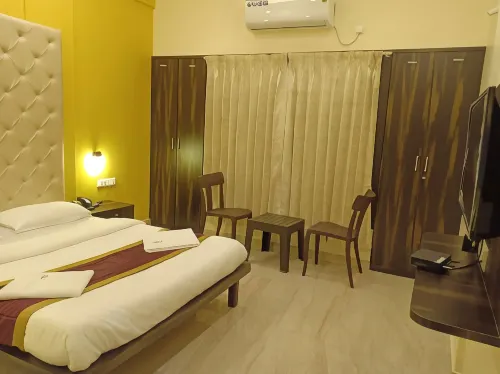 Hotel Deepak Executive, Ganpatipule فنادق في Ganpatipule