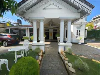Beverly Villa Hotels near Mount Lavinia Beach