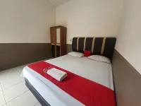 RedDoorz @ Permana Homestay near Supadio Airport Pontianak Hotel dekat Taman Gaia Bumi Raya City Mall
