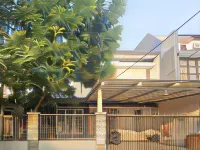 Hasana Guest House Syariah near Royal Plaza RedPartner Hotel di Kecamatan Wonocolo
