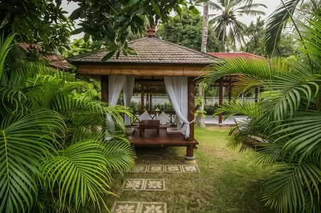 Rossa Garden Hotel Отели рядом с достопримечательностью «Candidasa Bali Driver»