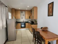 Six Valk Avenue Guest House - โฮมสเตย์