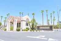 Desert Breezes Resort Отели рядом с достопримечательностью «Калифорния Стейт Юниверсити, Сан Бернардино Палм-Дезерт Кампус»