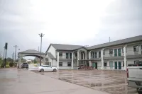 Days Inn & Suites by Wyndham Gonzales TX - Parking