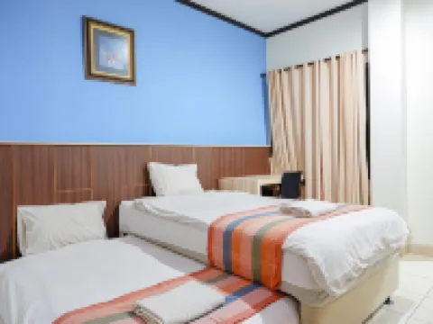 Pineapple Mansion Solo Mitra RedDoorz Near RS Jih Solo