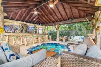 Paradise Near Beach-Downtown w/ Heated pool/Mini Golf & BBQ
