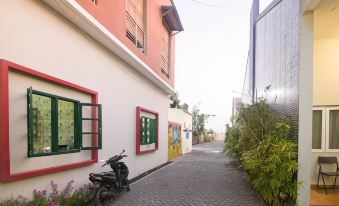 RedDoorz Plus Syariah Near Alun Alun Sampang