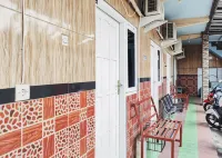 Queen Asri Mitra RedDoorz Hotels in Ngasem