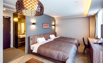 5. Hotel So..