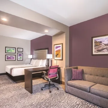 La Quinta Inn & Suites by Wyndham Clifton Park/Saratoga Area