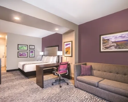 La Quinta Inn & Suites by Wyndham Clifton Park/Saratoga Area Hotels in Halfmoon