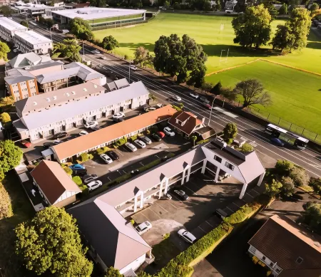 Tudor Court Motor Lodge Отели рядом с достопримечательностью «Stardome Observatory & Planetarium»