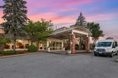 Holiday Inn Bangor Отели рядом с достопримечательностью «John Bapst Memorial High School»