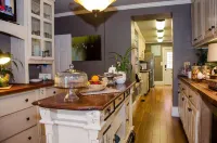 Williamsburg Manor B&B Hotels in Surry
