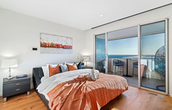 Hillside Luxe with Spa   Bay Views