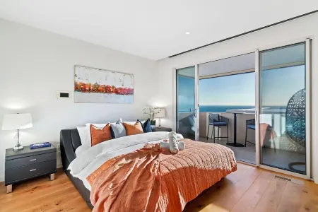 Hillside Luxe with Spa   Bay Views