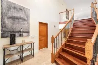 Hollywood Luxurious Waterfall 6 bedroom house . Incredible views