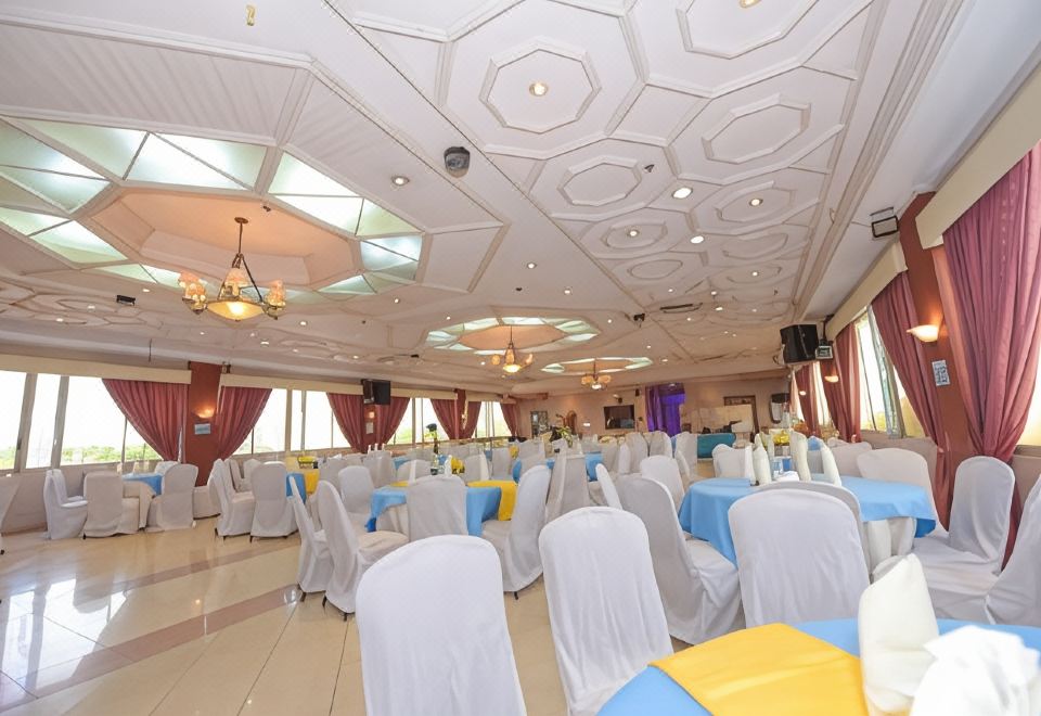 호텔 내부 로비 전경