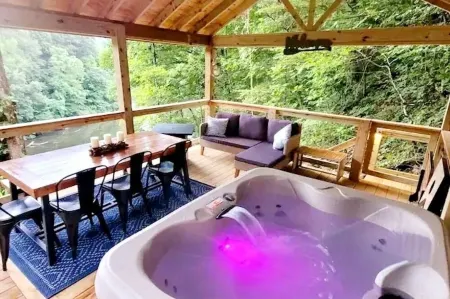 NEW! Lakefront Cabin-Mnt View-Hot Tub-WIFI-Prime Location-Bryson City/Cherokee