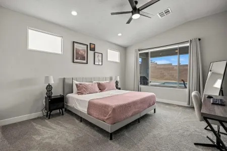 Game Room • Heated Pool & Spa • Fire Pit • Putting Green • Outdoor TV Отели рядом с достопримечательностью «Splash Pad»