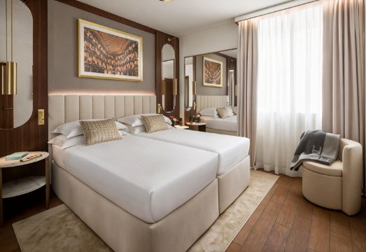 테아트로 럭셔리 아파트먼트 피렌체 내부의 모던하고 고급스러운 침실