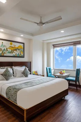 Hotel Neu Villa, City Centre - 5 Minute from Connaught Place & Ndls Station - С баром