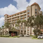 DoubleTree Suites by Hilton McAllen Hotel dekat McAllen Convention Center