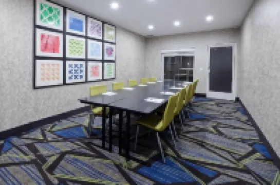 Holiday Inn Express & Suites TULARE by IHG