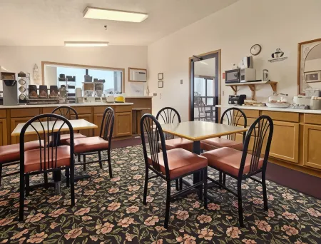 Super 8 by Wyndham Huron Отели в г. Гурон