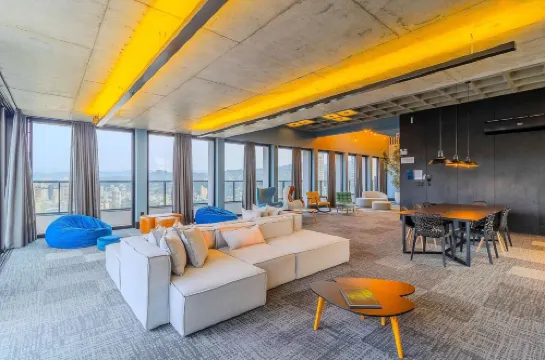 RUP Studios Equipados em Prédio Piscina