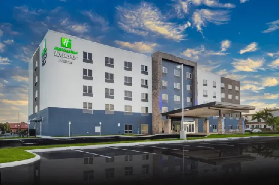 Holiday Inn Express & Suites FORT MYERS AIRPORT by IHG