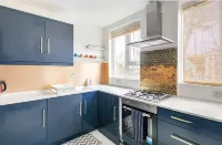 Cheerful 3 bedroom entire home - newly furnished to a high standard.