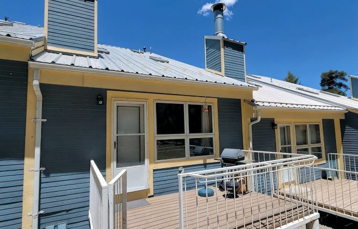 Cozy Condo for 6 with Wooded Back Patio & Grill. 1 Mile to Town Square.