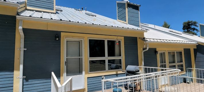 Cozy Condo for 6 with Wooded Back Patio & Grill. 1 Mile to Town Square. 클라우드크로프트 호텔