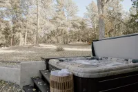 Tranquil Forest Retreat: Designer 4-Bedroom Ranch with Hot Tub & Firepit - Homestays