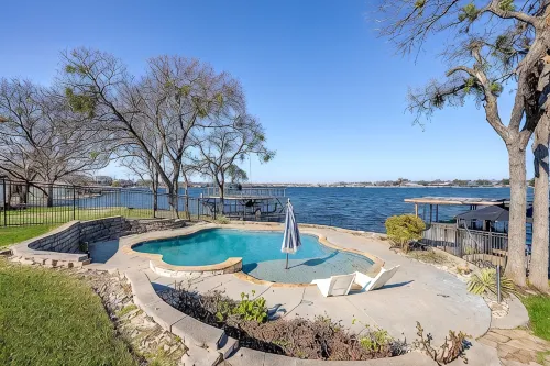 3BR/3BA Home w/ Pool, Fire Pit & Lake View - Balkoner