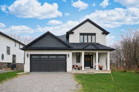 Luxury Living in custom built home 12 minutes from Hamilton Airport
