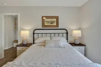 Sunset Sound Cottage -Waterfront with Sweeping Sound Views -2 Min Walk to Beach