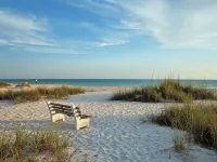 BEST LOCATION! NORTH END OF ANNA MARIA, FL STEPS TO BEACH & DINING -  LOWER UNIT - شاطئ