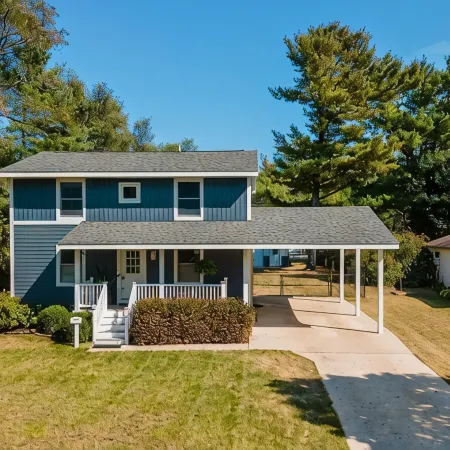 Charming 4-bedroom house in the pleasant Village of Elk Rapids.