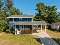 Charming 4-bedroom house in the pleasant Village of Elk Rapids. - 4 stjerner