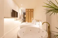 Reina Victoria Velázquez - Jacuzzi