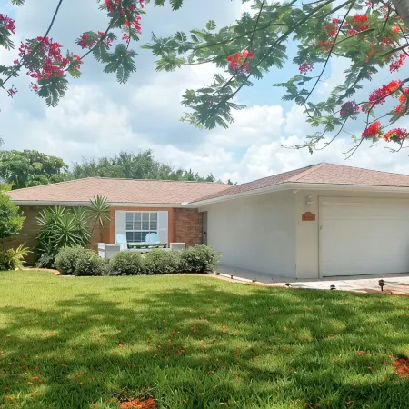 SALTWATER SMILES 3/2-HEATED POOL HOME 5 MILES FROM AMI WITH GAMES AND PING PONG.