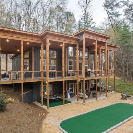 New Luxe at Laurel - Putting Green in Blue Ridge