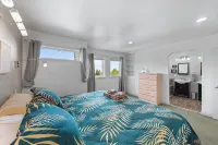 Charming 3-bedroom house with Jetted Tub and Big Backyard!